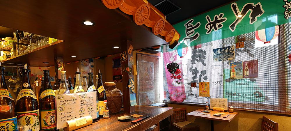 沖縄の美食を一度に堪能できる駅チカ居酒屋で寛ぎの時間を